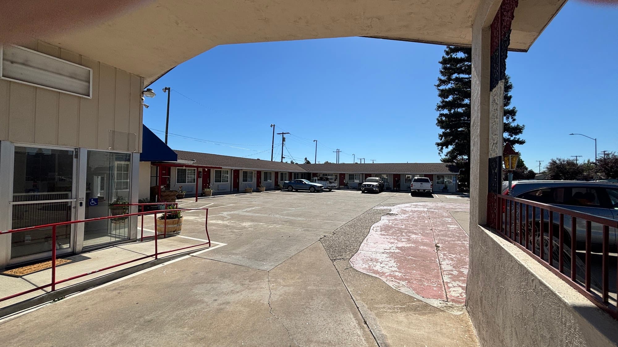 Del Rancho Motor Inn courtyard gateway in Lodi, CA